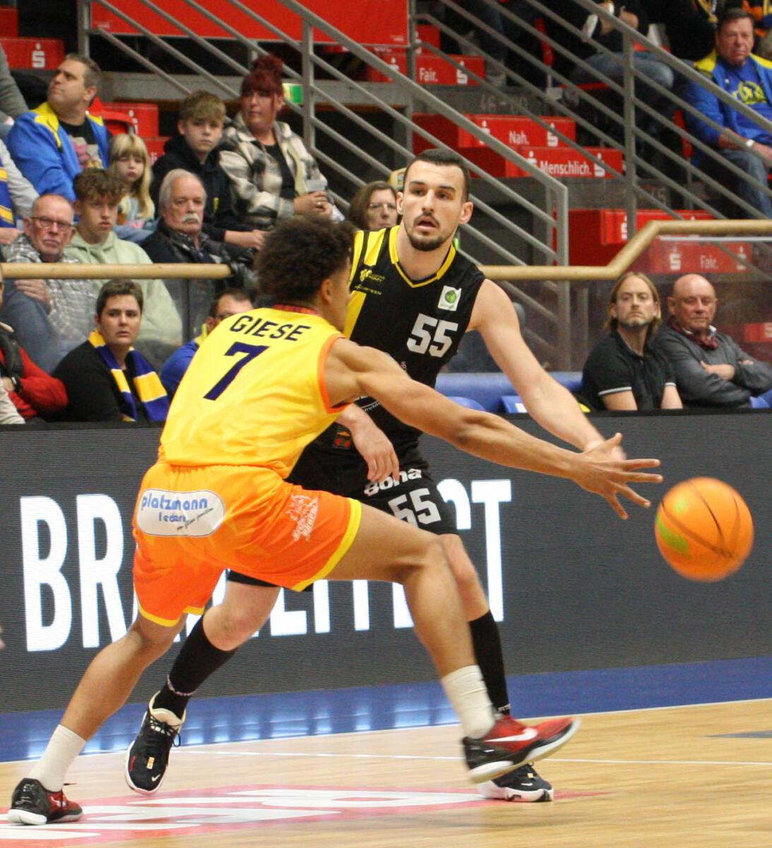 Paul Giese gegen Karlo Miksic