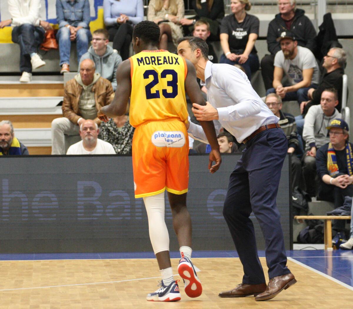 Melkisedek Moreaux und Trainer Chris Harris