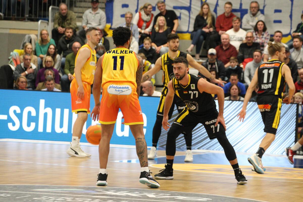 # CJ Walker udn Besnik Bektshi #77