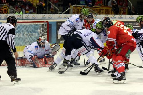 Viel Gewühl vor Sebastian Dahm (ISR)