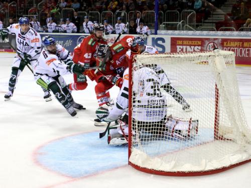 Alexander Barta kreuzt vor Jonathan Boutin - © by EH-Mag. (DR)