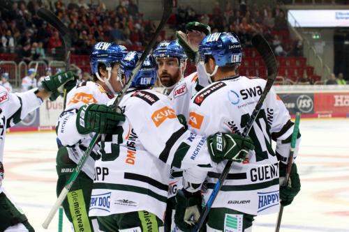 Evan Trupp wird für seinen Treffer gefeiert - © by EH-Mag. (DR)