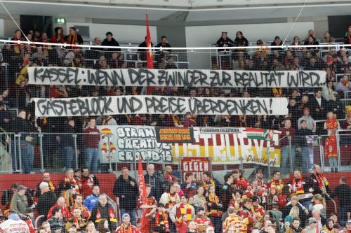 DEG Fan-Transparent zum Thema Gästeblock in Kassel - © by Sportfoto-Sale (DR)