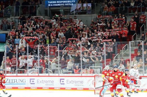 Regensburger Gästeblock - © by Sportfoto-Sale (DR)