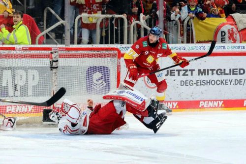 Leon Niederberger und Torwart Konrad Fiedler -. © by Sportfoto-Sale (DR)
