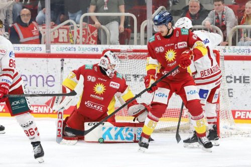 Max Faber und DEG Goalie Niklas Lunemann - © by Sportfoto-Sale (DR)